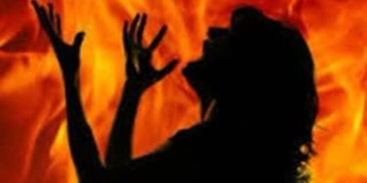 बच्चा नहीं होने पर पत्नी को जिंदा जला डाला: माॉर्निंग वॉक पर ले गया, फिर लगाई आग, महिला ने तोड़ा दम