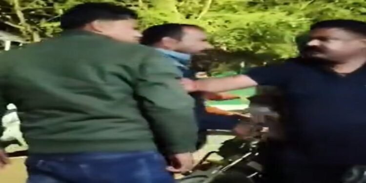 CG में मंत्री के भाजों की गुंडागर्दी का VIDEO: थाने में घुसकर युवक को पीटा, पुलिस हाथ बांधे खड़ी रही, सामने में फाड़े कपड़े, कहा-जान से मार देंगे
