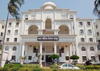 छत्तीसगढ़ के निगम दफ्तरों में गंगाजल छिड़काव: कांग्रेस बोली-भाजपा नेता अपना मानसिक शुद्धिकरण करें; जानिए क्या बोली बीजेपी ?